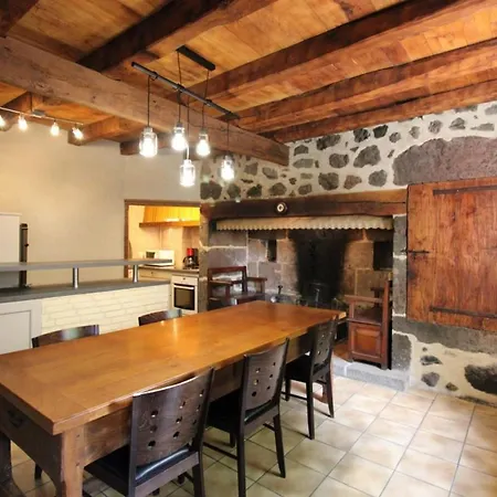 Maison De Caractere, Jardin Clos, Animaux Acceptes, Proche Volcans - Fr-1-742-576 *